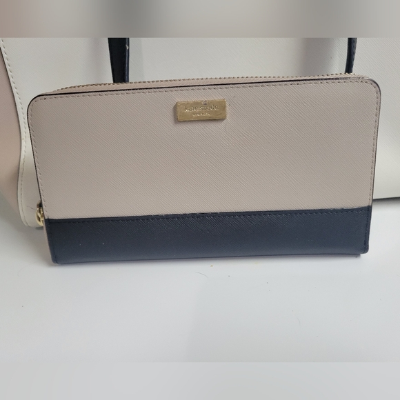 ✨️SALE 2 Large Kate spade multi compartment tote w full size zip around wallet. - Picture 9 of 16